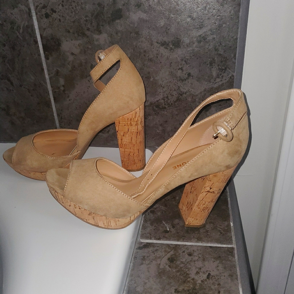 Sun * Stone cork heel.